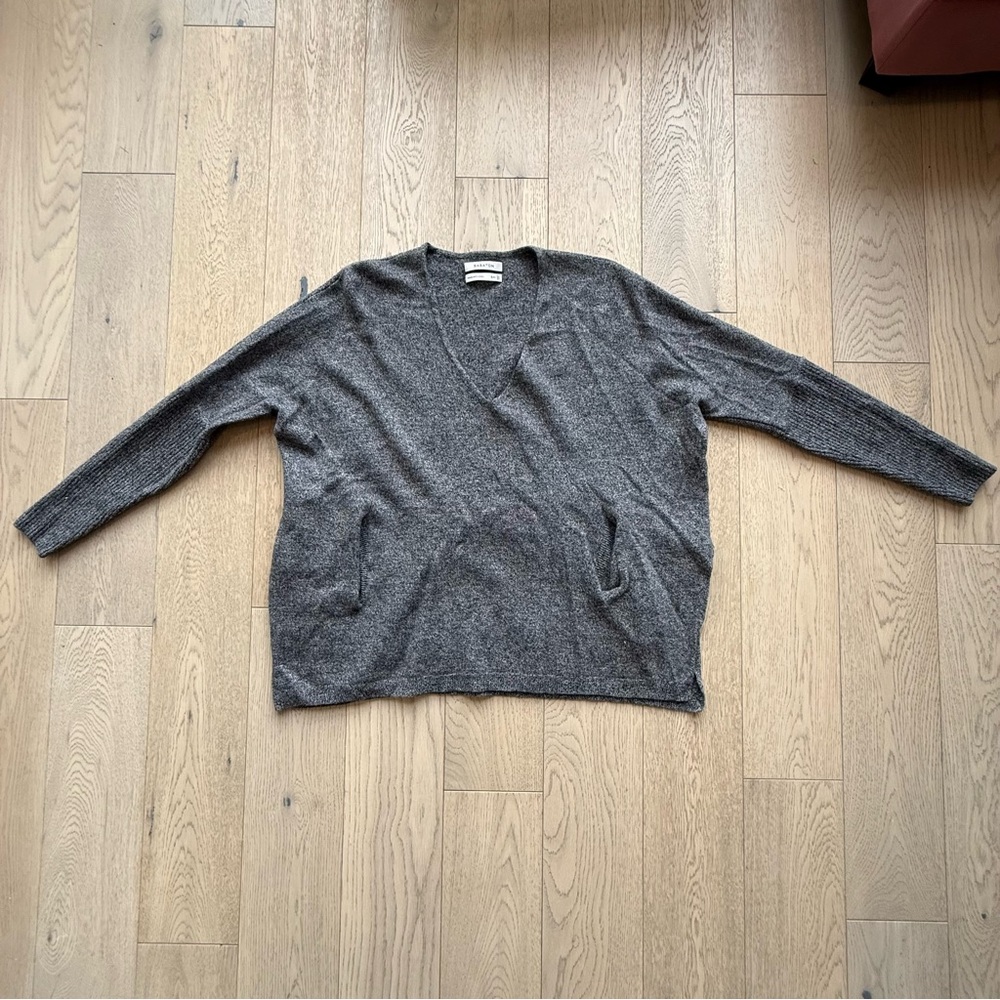 Aritzia Babaton Gray V-Neck Women's Top Size S-M